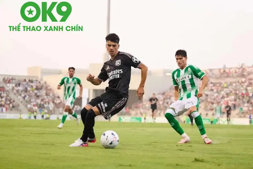 Lyon có lợi thế sân nhà để ngược dòng trước Sparta Prague. Lyon có lợi thế sân nhà để ngược dòng trước Sparta Prague.